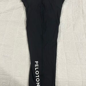 Peloton Black Leggings Athletic Stretchy Bottoms in capri length